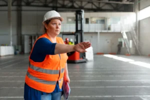 Profissional de segurança industrial demonstrando a importância de pausas ativas e ergonomia para prevenir lesões em ambientes industriais.