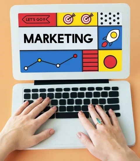 Imagem de um laptop com foco em marketing e gráficos, destacando a importância de pontuações em estratégias de marketing