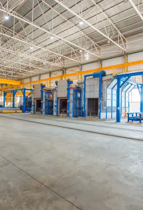 Ambiente de fábrica limpo e organizado, com máquinas e estruturas industriais, relacionado ao tema Saúde Mental no Chão de Fábrica para reduzir estresse e absenteísmo.