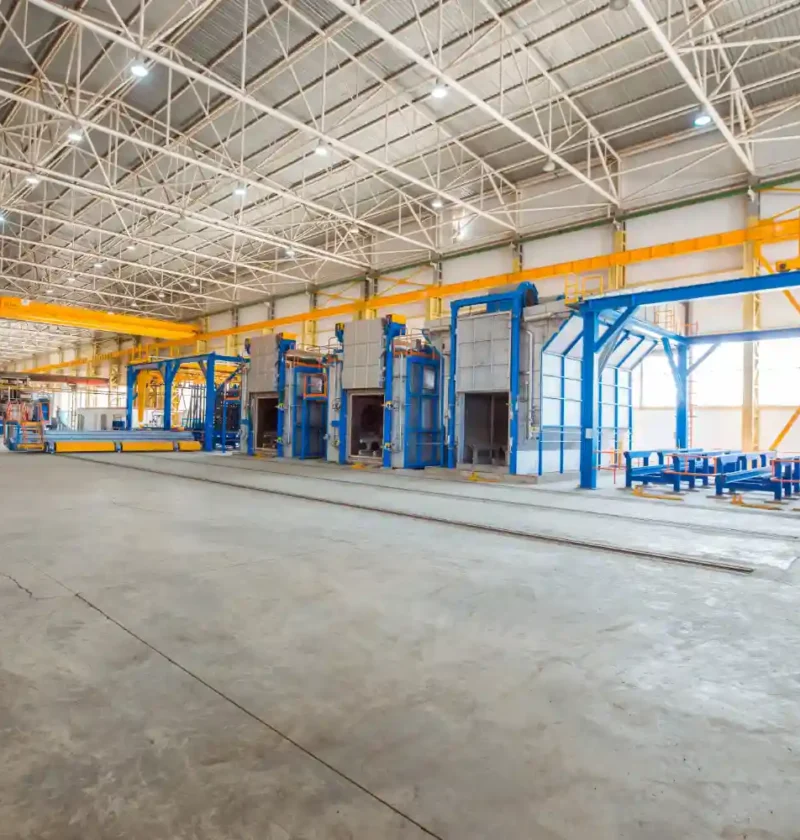 Ambiente de fábrica limpo e organizado, com máquinas e estruturas industriais, relacionado ao tema Saúde Mental no Chão de Fábrica para reduzir estresse e absenteísmo.