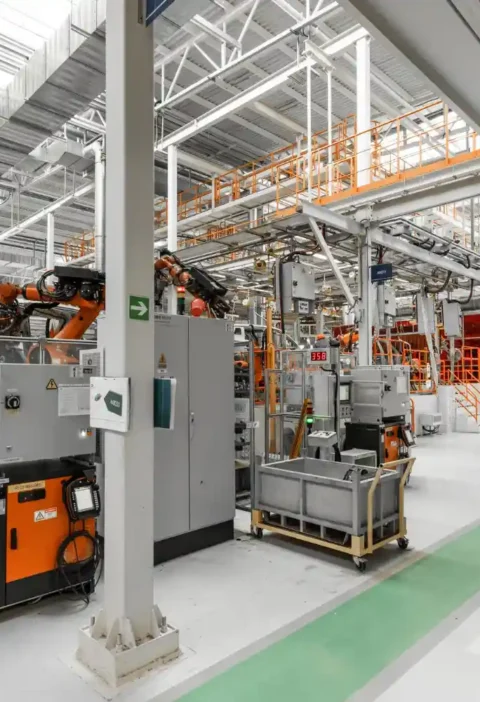Imagem de uma fábrica moderna demonstrando automação industrial avançada, com robôs e equipamentos automatizados, destacando investimentos em CAPEX para maximizar o ROI industrial