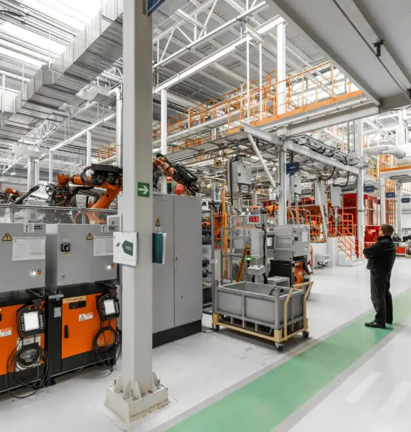 Imagem de uma fábrica moderna demonstrando automação industrial avançada, com robôs e equipamentos automatizados, destacando investimentos em CAPEX para maximizar o ROI industrial
