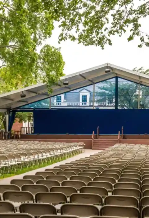 Tenda em Sorocaba como estratégia para eventos regionais, com grande estrutura, assentos organizados e palco preparado para apresentações ao ar livre.