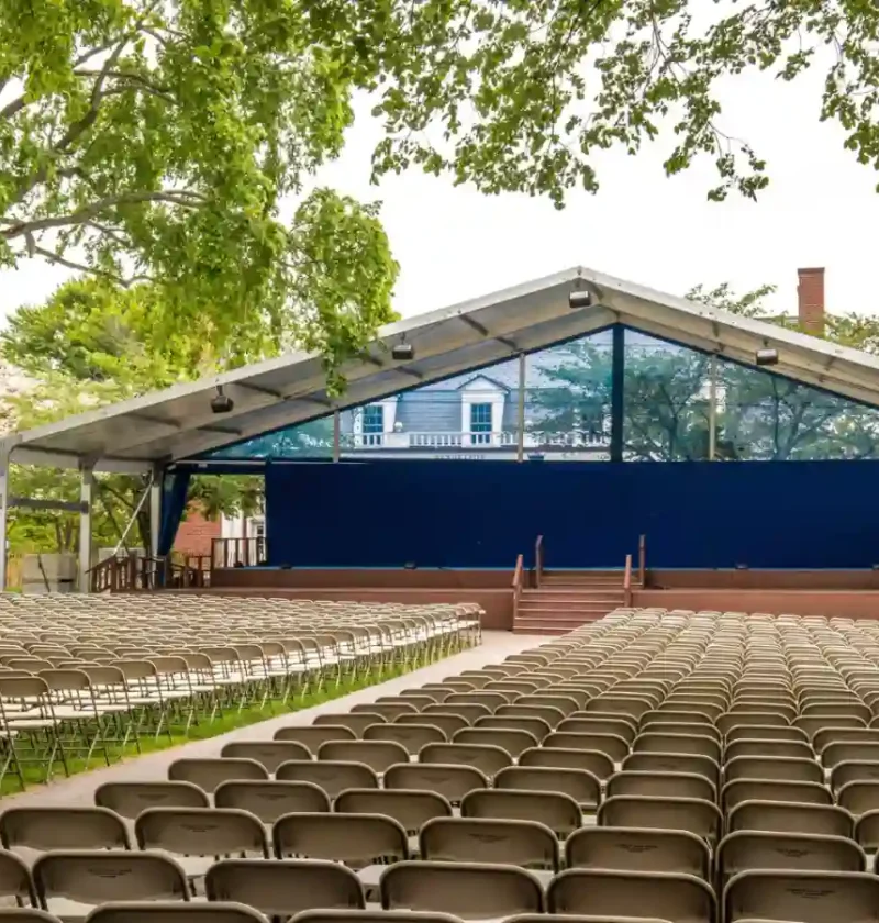 Tenda em Sorocaba como estratégia para eventos regionais, com grande estrutura, assentos organizados e palco preparado para apresentações ao ar livre.