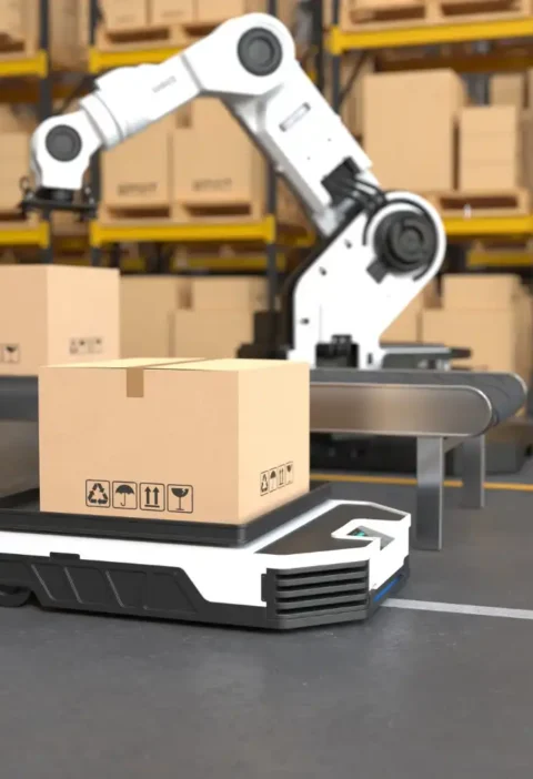 Robô de automatização na linha de embalagem montando caixas e aplicando tampas em um armazém industrial, promovendo eficiência no processo de embalagem.
