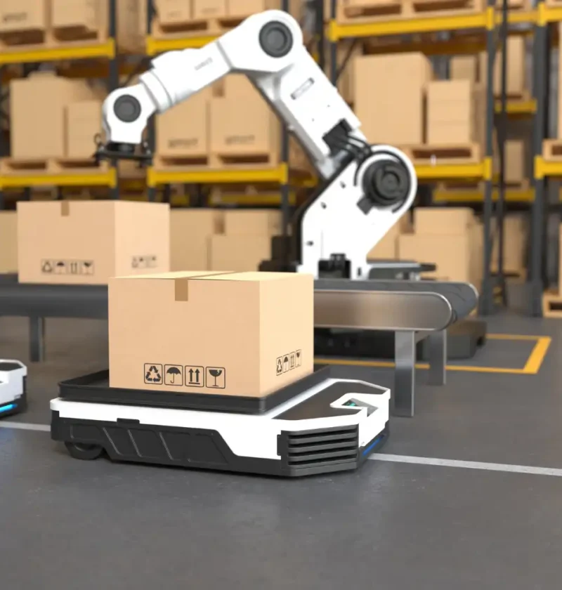 Robô de automatização na linha de embalagem montando caixas e aplicando tampas em um armazém industrial, promovendo eficiência no processo de embalagem.