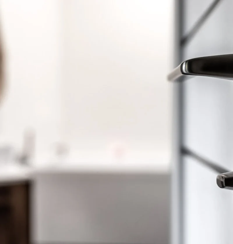 Imagem de uma instalação de porta de PVC para banheiro com detalhes da maçaneta, destacando considerações importantes na instalação.