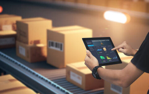 A logística impacta a experiência ao influenciar prazos, custos e satisfação do cliente no e-commerce.