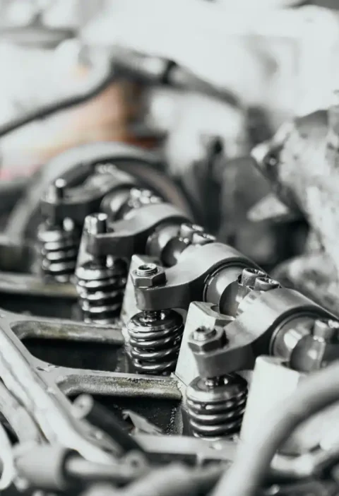 Imagem de um motor antigo mostrando componentes internos, importantes na avaliação de eficiência energética em motores usados antes de sua instalação.