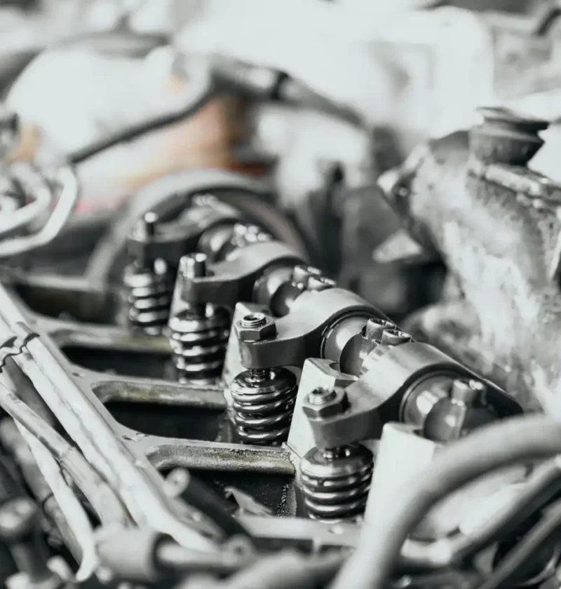 Imagem de um motor antigo mostrando componentes internos, importantes na avaliação de eficiência energética em motores usados antes de sua instalação.