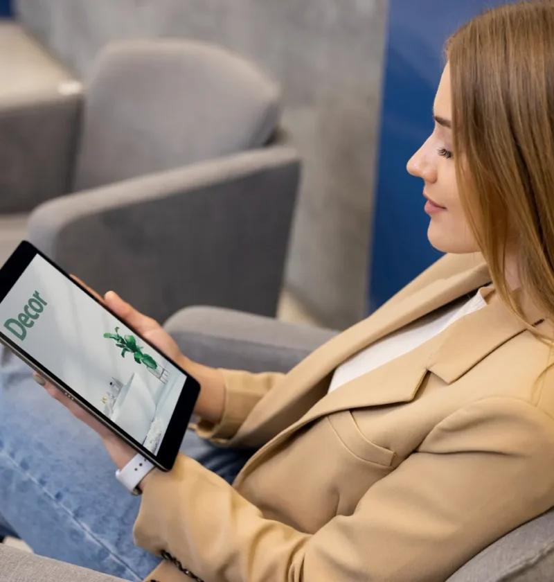 Mulher usando tablet em ambiente de trabalho, com a tela exibindo o texto “Deor”, enquanto navega em tecnologia no dia a dia; As Principais tendências de tecnologia que estão transformando o cotidiano.