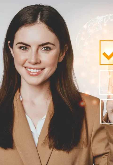 Brand-Led Growth: por que investir em reconhecimento de marca pode reduzir a dependência de keywords pagas no longo praz: Mulher sorrindo em estúdio com ilustrações digitais ao lado representando satisfação e engajamento, em uma mensagem sobre crescimento com foco em reconhecimento de marca e menor dependência de anúncios pagos