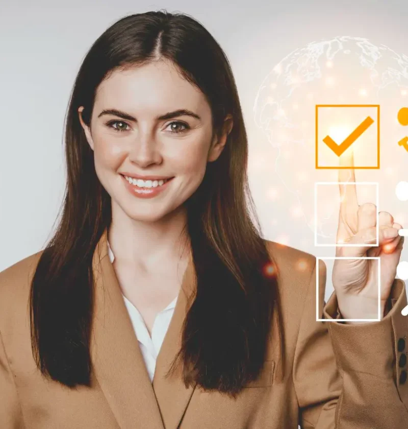 Brand-Led Growth: por que investir em reconhecimento de marca pode reduzir a dependência de keywords pagas no longo praz: Mulher sorrindo em estúdio com ilustrações digitais ao lado representando satisfação e engajamento, em uma mensagem sobre crescimento com foco em reconhecimento de marca e menor dependência de anúncios pagos